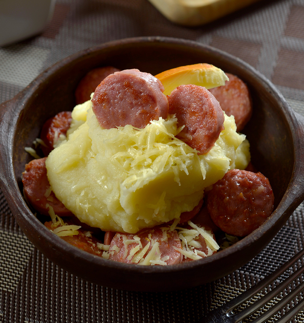 Chorizos parrilleros salteados con puré de mandioca