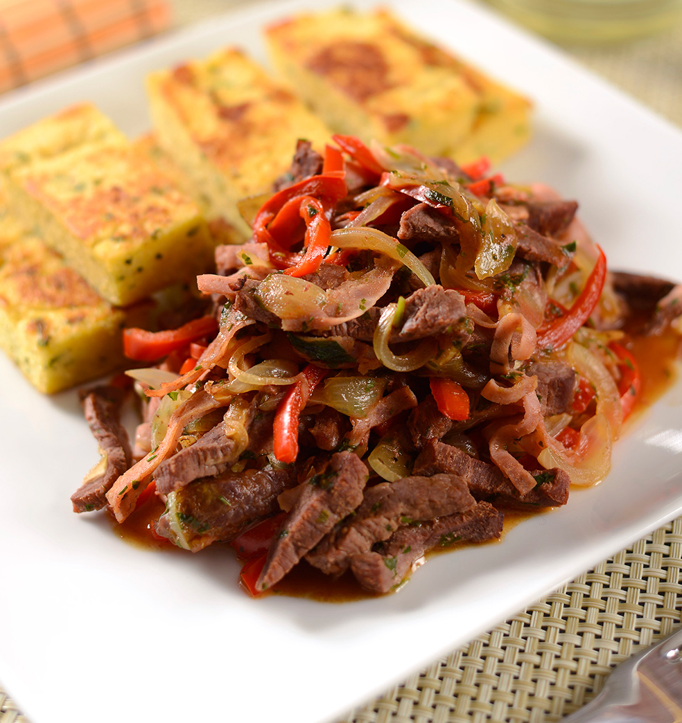 Lomo de cerdo salteado con polenta