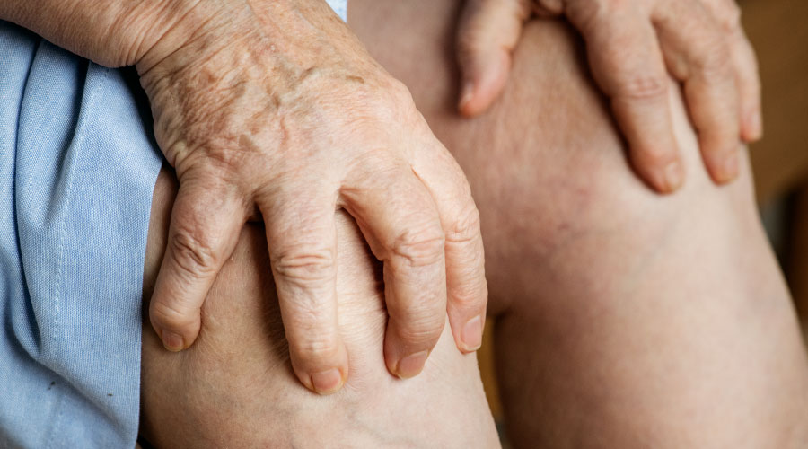 ¿Por qué se les hinchan las piernas a las personas mayores?