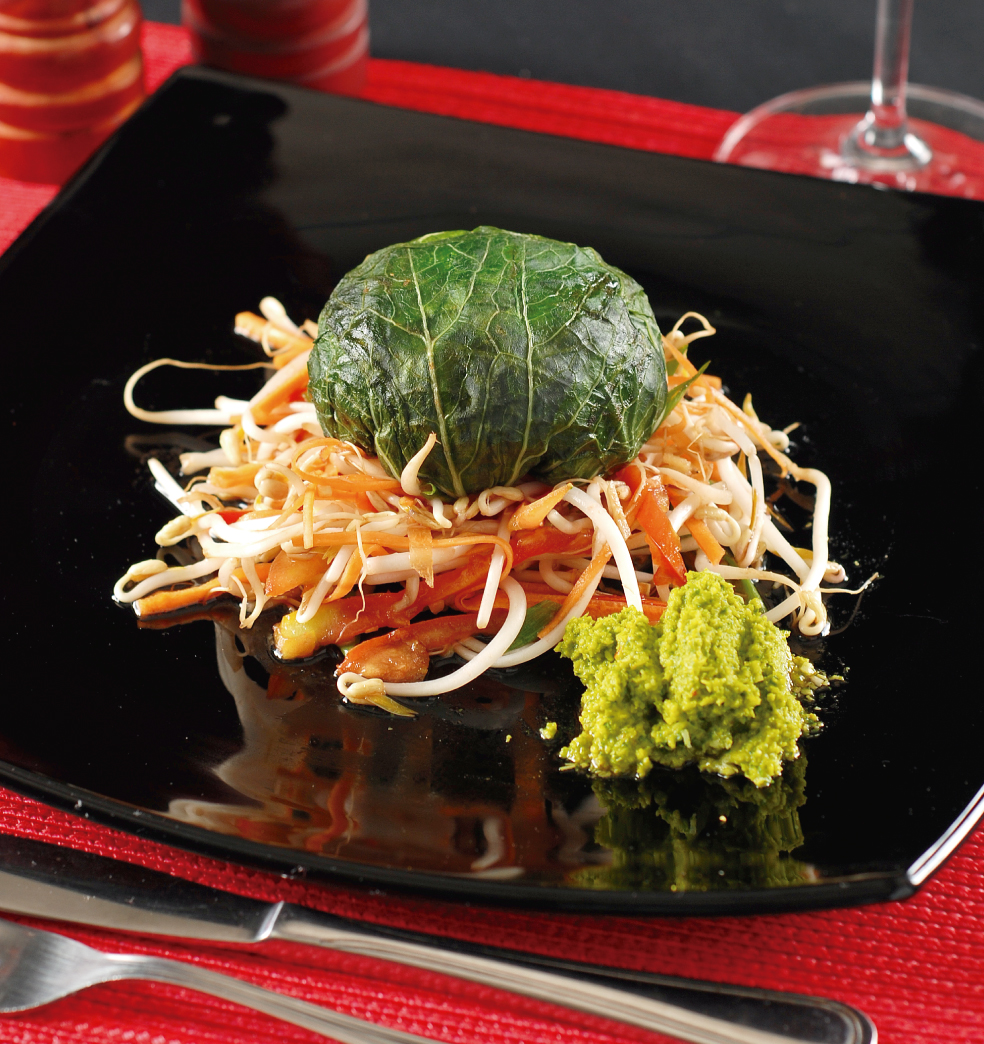 Repollo relleno con ensaladilla y chutney de cilantro