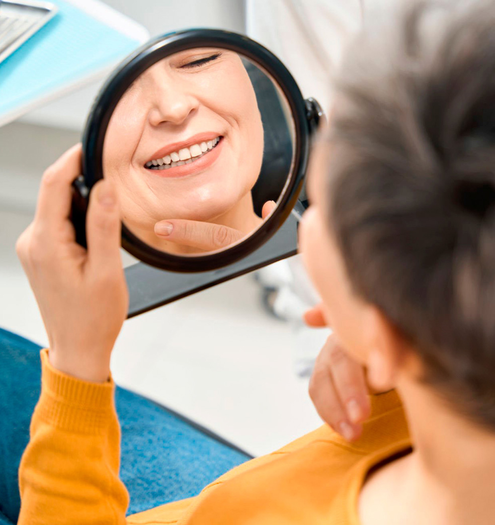 Sonrisa Rejuvenecida: Implantes dentales vs protesis removibles